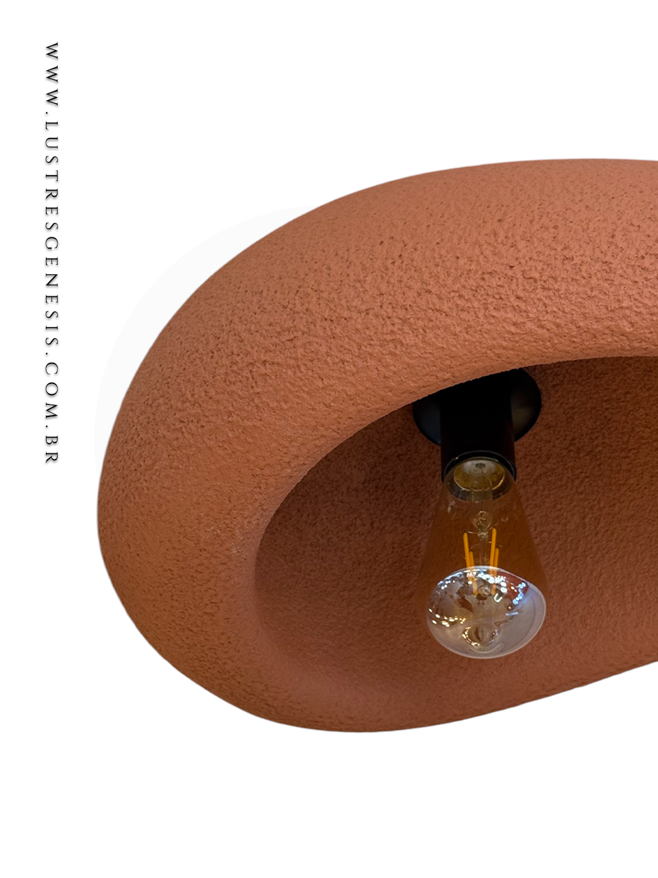 Plafon de sobrepor, com acabamento texturizado e formato curvo, proporcionando iluminação suave e difusa.